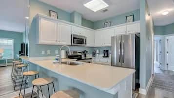 Apartment, Partial Ocean View | Private kitchen