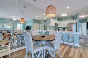 Appartamento, vista oceano parziale | Cucina privata | Macchina per tè/caffè, tavolo da pranzo