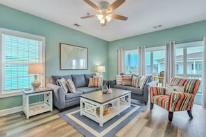 Apartamento, vistas parciales al mar | Zona de estar | Smart TV de 55 pulgadas con canales digitales, además de Netflix, Hulu