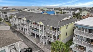 A multi-story residential building with balconies and a view of the sea. - Lovely Tybee Condo Close to Beach (Tybee Island)