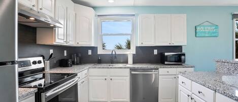 冷蔵庫、電子レンジ、オーブン、コンロ