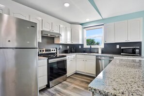 ثلاجة، ميكروويف، فرن، موقد طهي مسطح