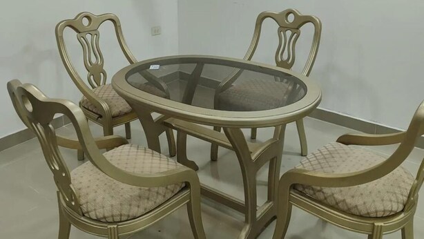 A dining area with a round glass table and four chairs with cushioned seats. - Em3-2g 4-bedroom Apartment in a Residential Area With air Conditioning and Wifi (Cartagena)