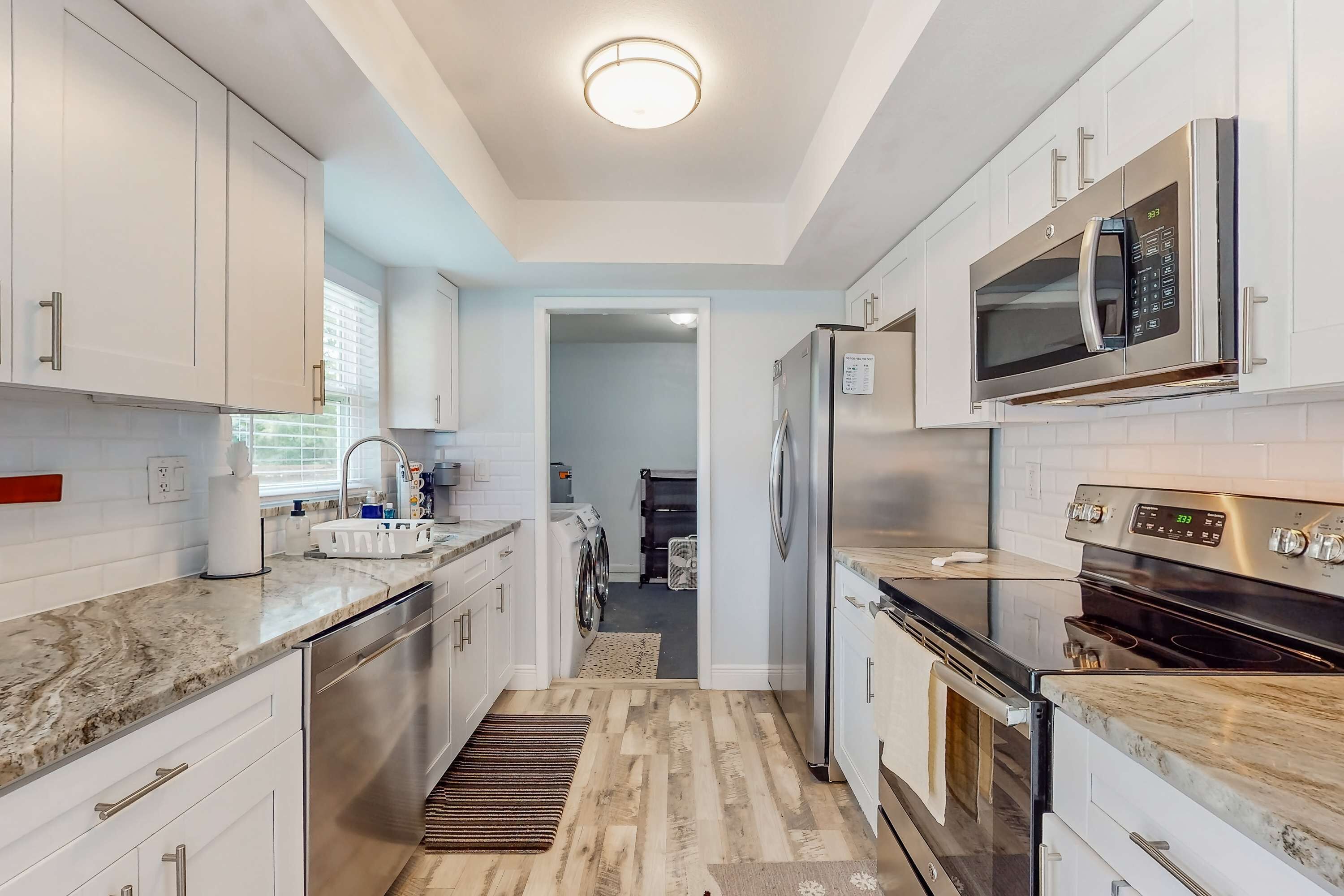 Refrigerador, microondas, horno y parrilla de estufa 