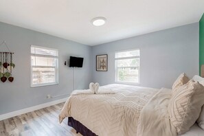 2 soverom, skrivebord, strykejern/-brett og wi-fi