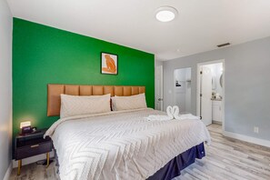 2 bedrooms, desk, iron/ironing board, WiFi