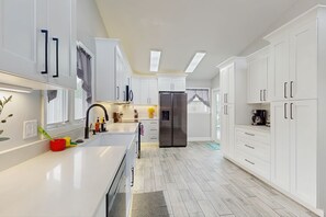 Réfrigérateur, four à micro-ondes, un four, surface de cuisson