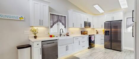 Kjøleskap, mikrobølgeovn, ovn og kokeplater