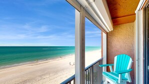 Ein Balkon mit Blick auf Strand und Meer.
