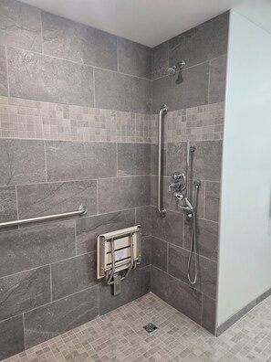 Douche, sèche-cheveux, serviettes fournies, savon
