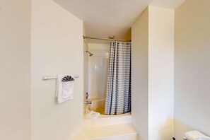 Dusche, Haartrockner, Handtücher, Shampoo