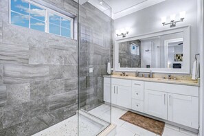 Shower, hair dryer, towels, shampoo - Lavish Condo with WiFi Patio Shared Hot Tub Pool and Intracoastal Waterway View (Clearwater)