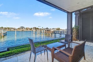 Terrace/patio - Lavish Condo with WiFi Patio Shared Hot Tub Pool and Intracoastal Waterway View (Clearwater)