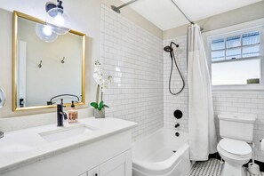 Dusche, Haartrockner, Handtücher, Shampoo