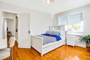 2 bedrooms, desk, iron/ironing board, WiFi