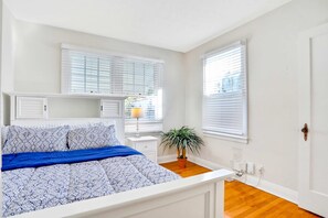 2 bedrooms, desk, iron/ironing board, WiFi