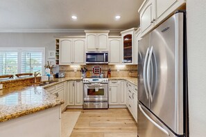 Kjøleskap, mikrobølgeovn, ovn og kokeplater