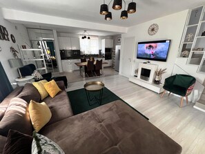 Comfort Villa, Courtyard View | Living area