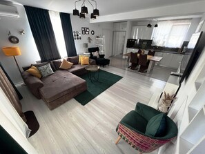 Vila Comfort, pemandangan halaman | Area keluarga | Televisi layar datar 110-inci dengan saluran TV kabel, TV, dan perapian