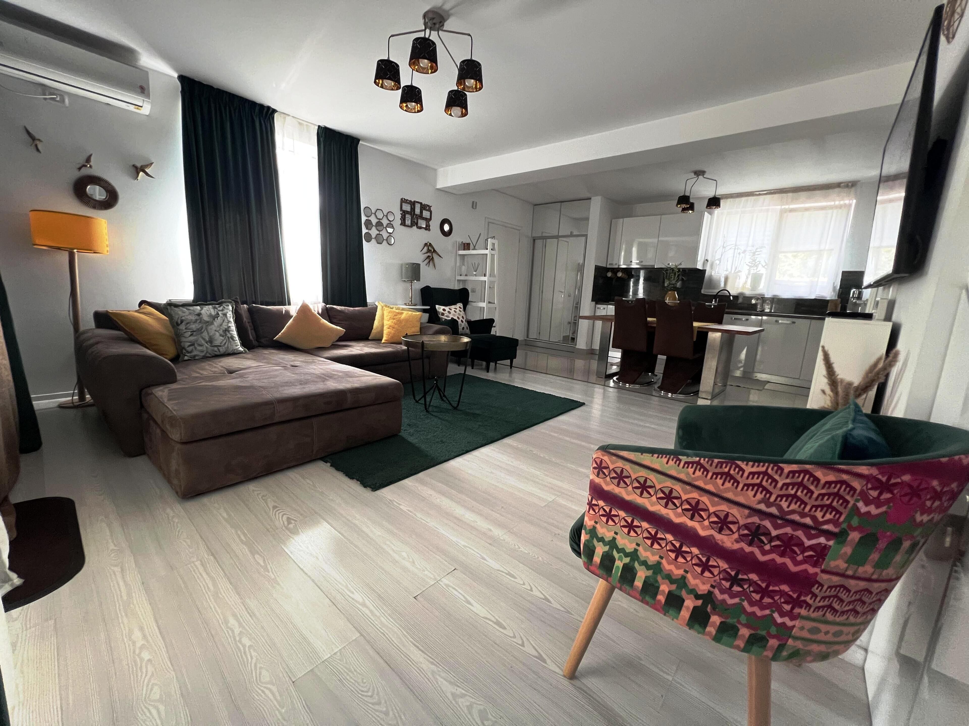 Comfort-huvila, näköala pihalle | Oleskelualue | 110–tuumainen taulutelevisio, jossa kaapelikanavat