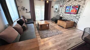 Villa familiare, vista cortile | Interni