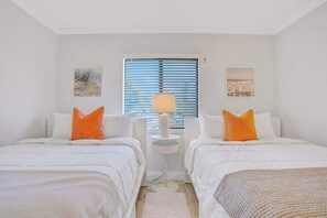 2 soverom, skrivebord, strykejern/-brett og wi-fi