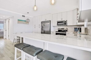 Kjøleskap, mikrobølgeovn, ovn og kokeplater