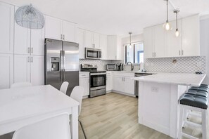 Kjøleskap, mikrobølgeovn, ovn og kokeplater