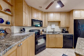 冰箱、微波炉、烤箱、炉灶