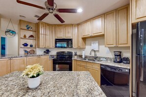 ثلاجة، ميكروويف، فرن، موقد طهي مسطح