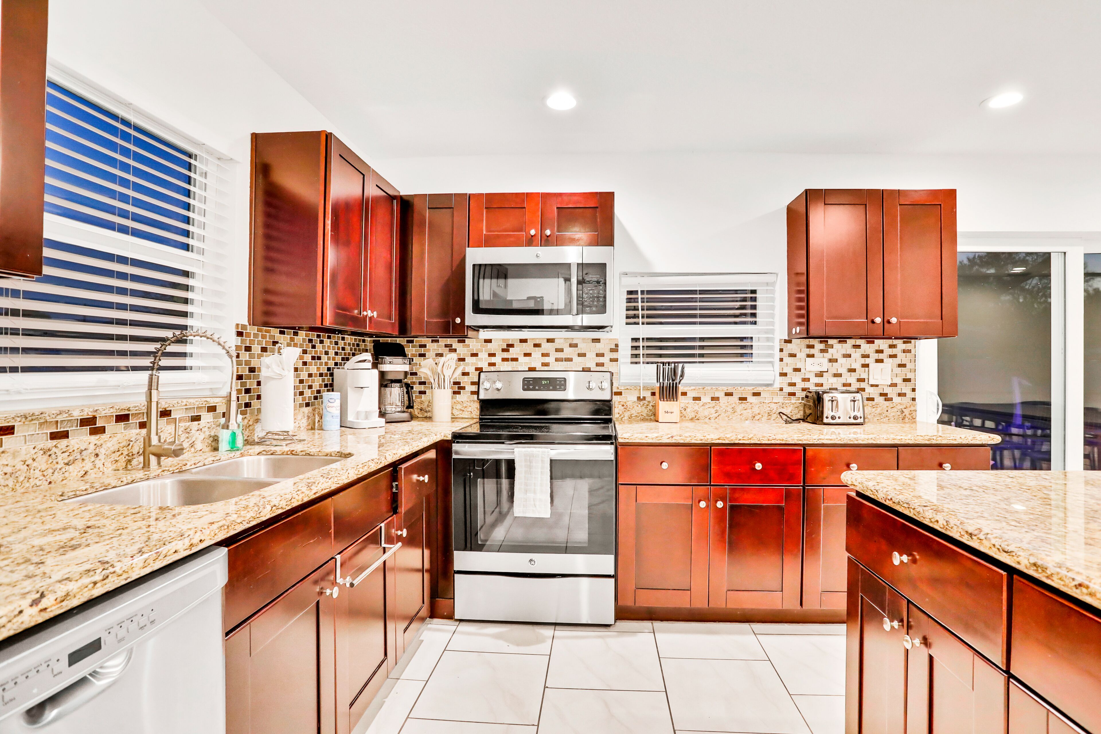 Frigorifero, microonde, forno, piano cottura