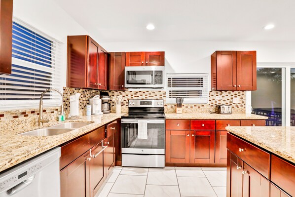 ثلاجة، ميكروويف، فرن، موقد طهي مسطح