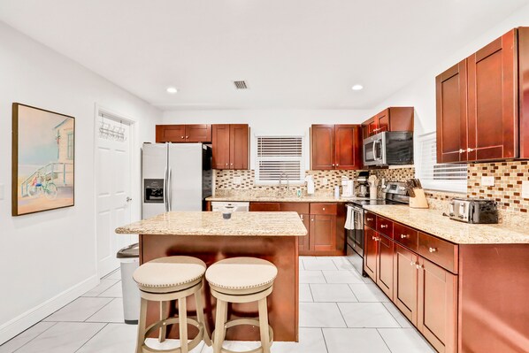 �冷蔵庫、電子レンジ、オーブン、コンロ