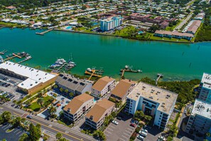 Exterior - Spacious and family friendly with pool, dock, and just steps to the beaches (Indian Shores)