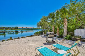 Terrace/patio - Spacious and family friendly with pool, dock, and just steps to the beaches (Indian Shores)