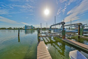 Marina - Spacious and family friendly with pool, dock, and just steps to the beaches (Indian Shores)