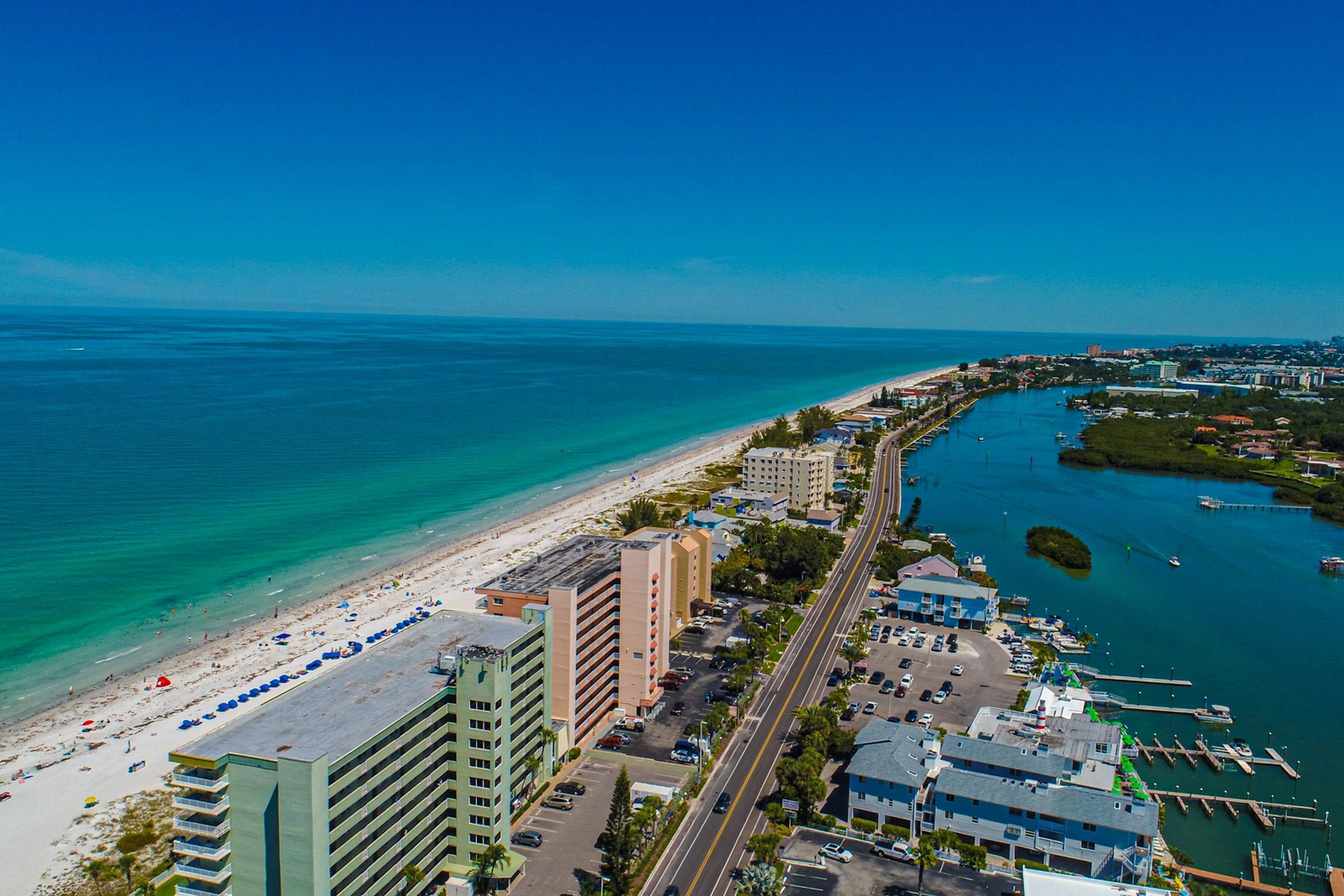 Eine Küstenstadt mit Strand, Yachthafen und Hochhäusern.