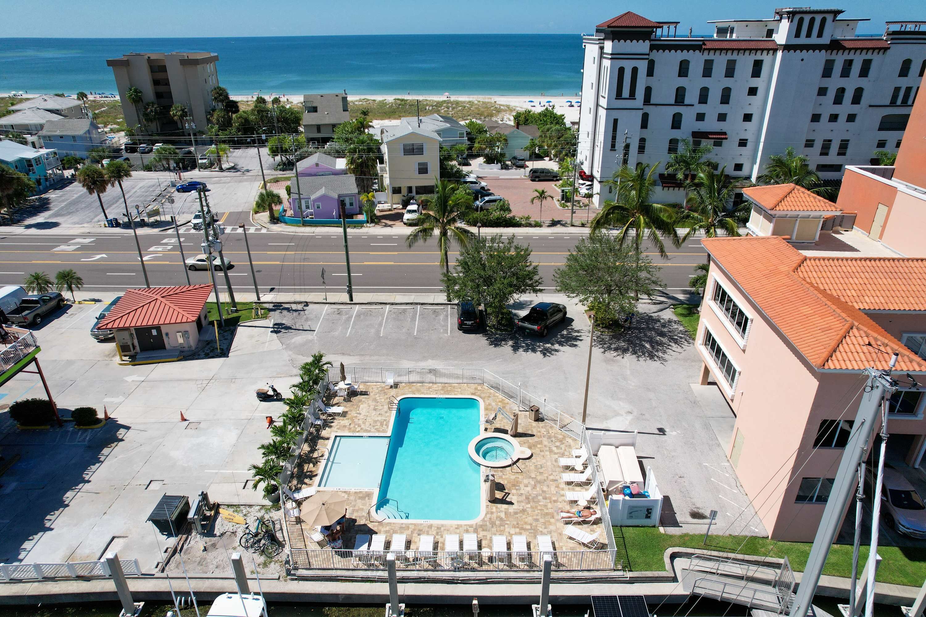 Un hotel con piscina, vista a la playa y aparcamiento.