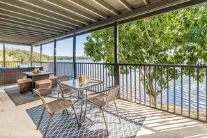 Outdoor dining - Sprawling river view estate with game room dock kayaks grill and fishing gear (Tampa)