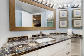 Shower, hair dryer, towels - Beachfront condo with pool tennis court and AC Dog friendly (Indian Rocks Beach)