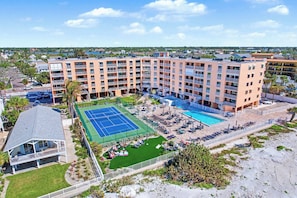Exterior - Beachfront condo with pool tennis court and AC Dog friendly (Indian Rocks Beach)