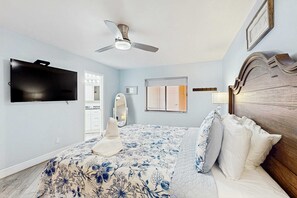 3 bedrooms, iron/ironing board, WiFi, bed sheets - Beachfront condo with pool tennis court and AC Dog friendly (Indian Rocks Beach)