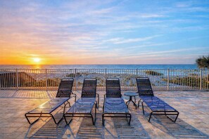 Terrace/patio - Beachfront condo with pool tennis court and AC Dog friendly (Indian Rocks Beach)