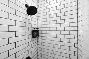 Douche, séchoir à cheveux, serviettes fournies
