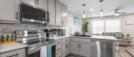 冰箱、微波炉、烤箱、炉灶