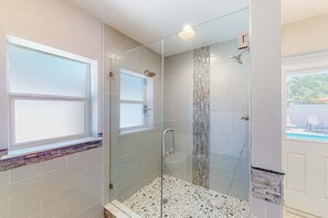 Dusche, Haartrockner, Handtücher, Shampoo
