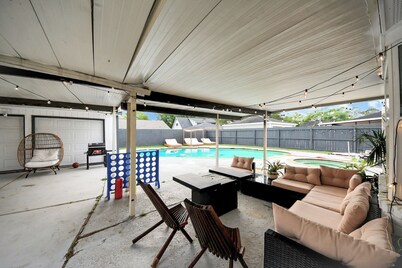 Serene 4-bedroom house with Pool in Stafford TX