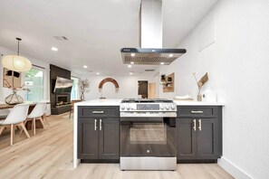 Kjøleskap, mikrobølgeovn, ovn og kokeplater