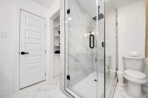 Douche, sèche-cheveux, papier toilette