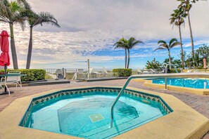 Pool - Oceanfront Gem w Pool Hot Tub and Stunning Views Covered Parking (Indian Rocks Beach)